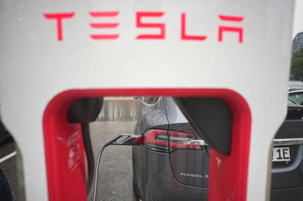 Tesla Model X se está cargando en un Tesla Supercharger