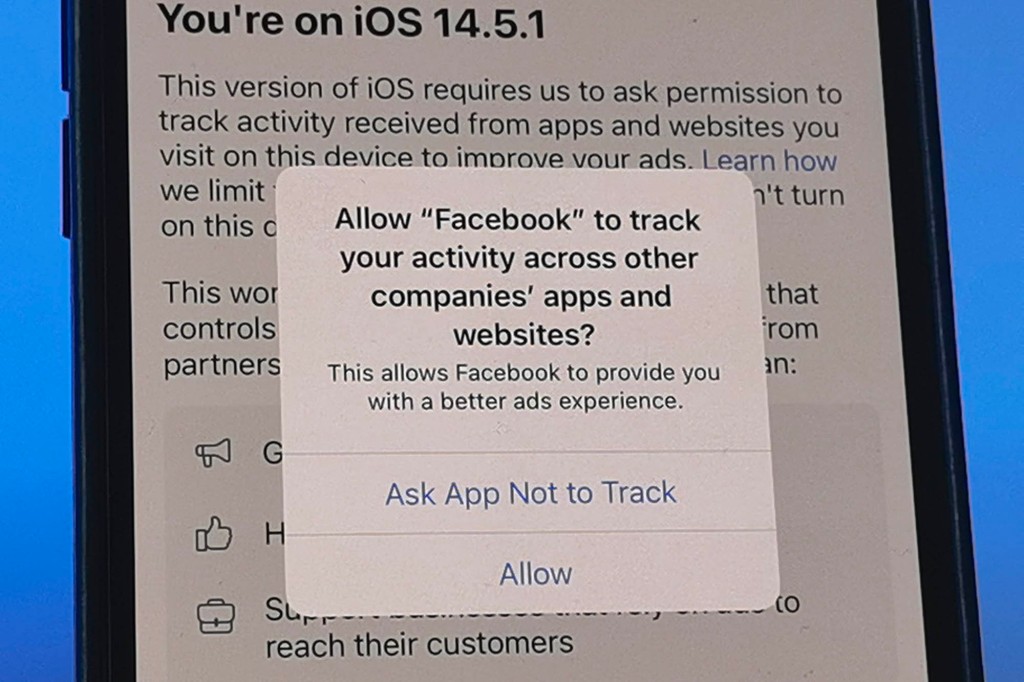   Aparece un aviso de privacidad en un iPhone 12 con el nuevo sistema operativo iOS 14.5.1.  Los desarrolladores de una aplicación deben solicitar el permiso del usuario para permitir el seguimiento entre aplicaciones.