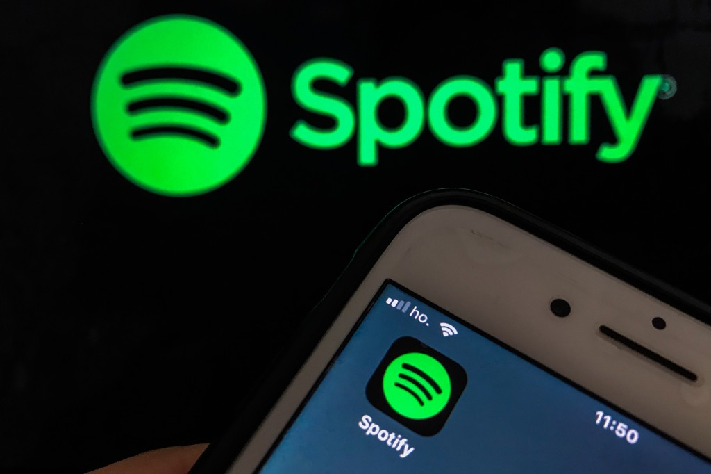 Spotify, que firmó con Rogan un acuerdo de licencia de $ 100 millones en 2020, dijo que no tiene planes de romper los lazos con el popular podcaster.