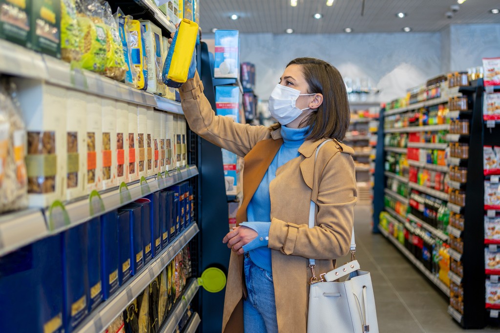 Los estadounidenses están pagando más por alimentos y otros gastos a medida que la tasa de inflación alcanza niveles no vistos en 40 años.