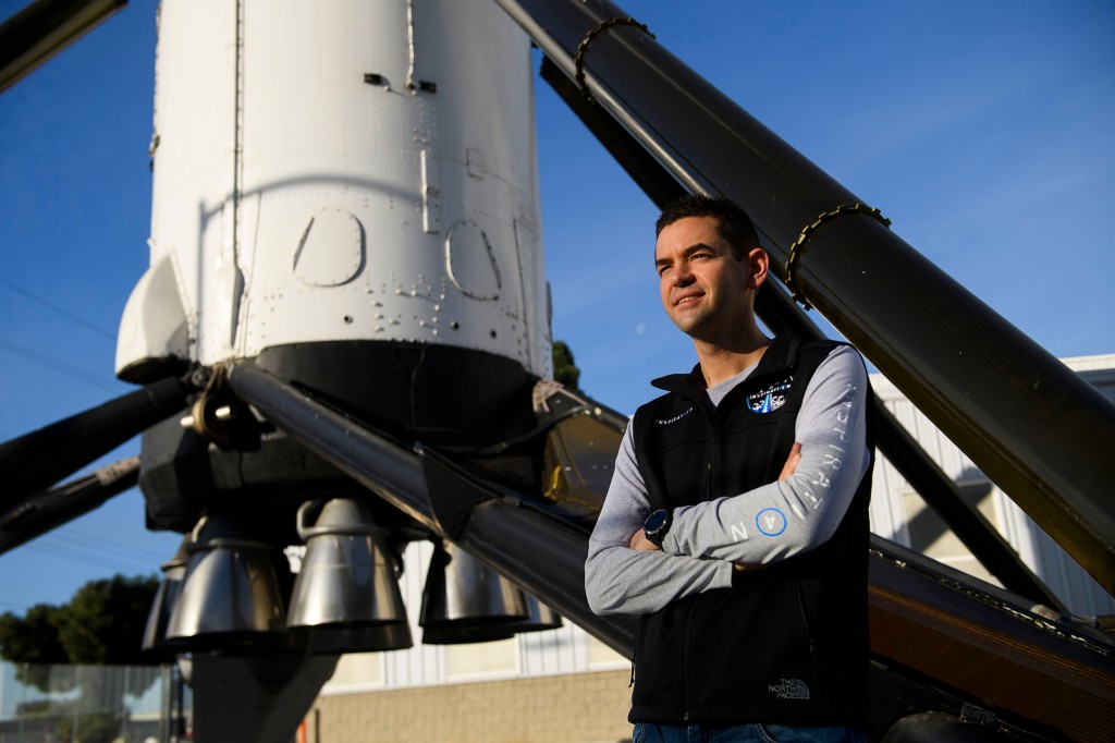 Jared Isaacman frente a un vehículo espacial