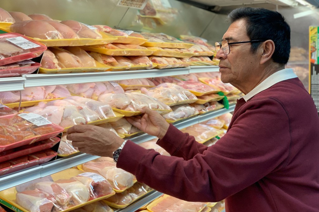 Hombre comprando carne