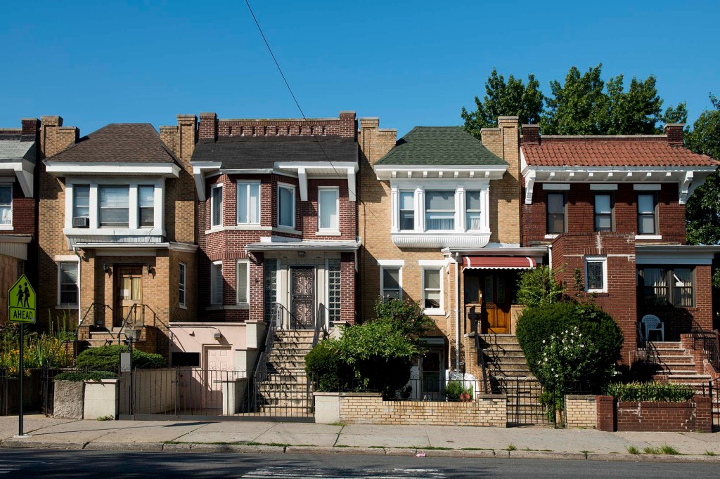 De los cinco principales vecindarios de la ciudad que ofrecen propiedades a la venta al precio más bajo por pie cuadrado, cuatro se encuentran en Queens: Briarwood, Kew Gardens, St. Albans y South Jamaica.