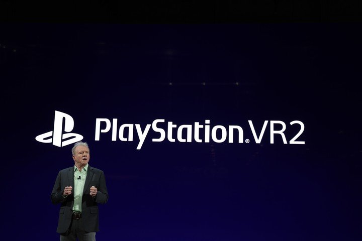 Jim Ryan, CEO de Sony PlayStation, anunció el nombre de los nuevos auriculares de realidad virtual en CES 2022. Foto: AFP.