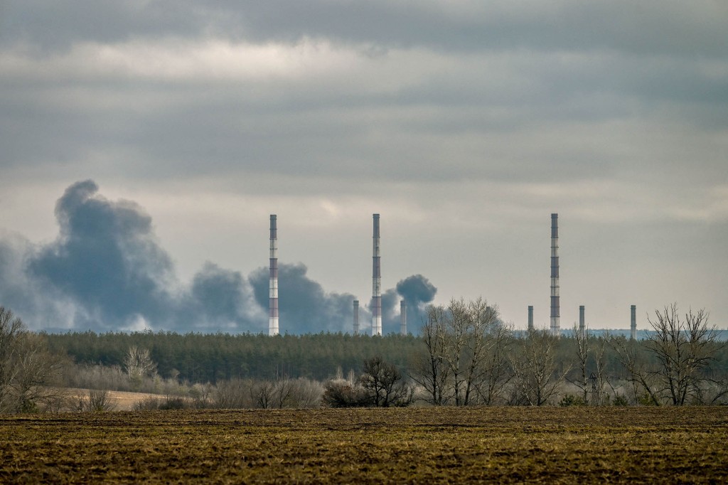 El humo se eleva desde la ciudad de Ucrania