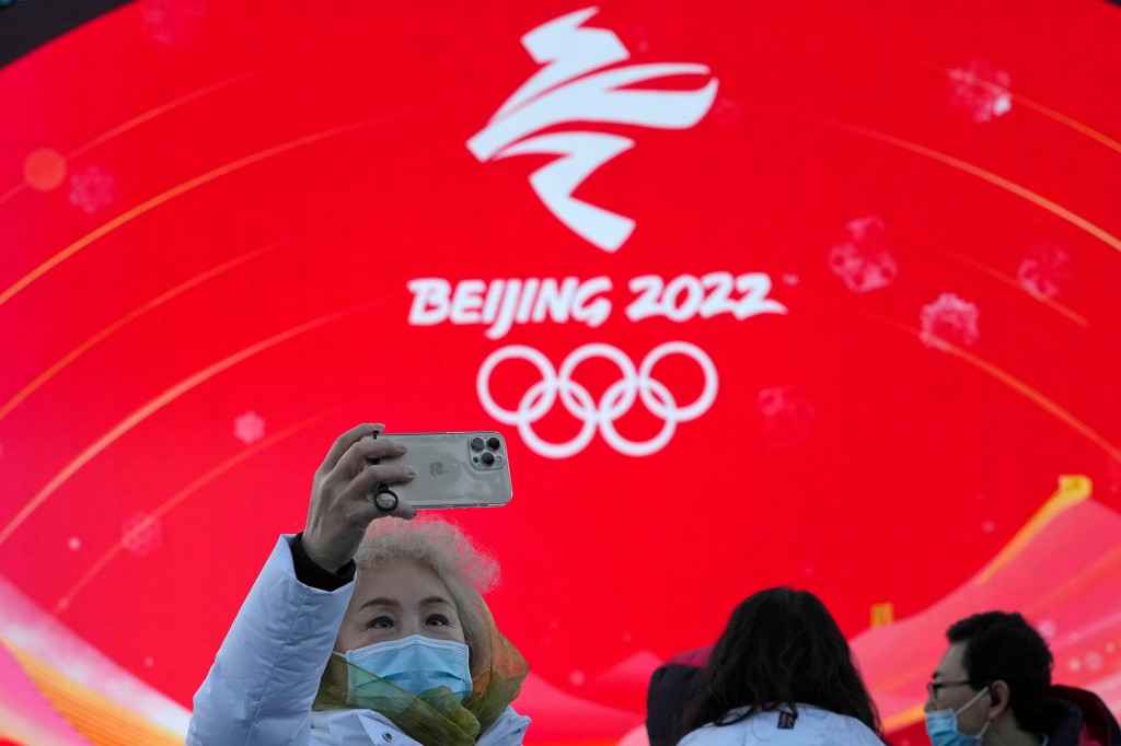 Los miembros del personal asisten a un ensayo para una ceremonia de victoria en la Plaza de Medallas de Beijing de los Juegos Olímpicos de Invierno en Beijing, China 