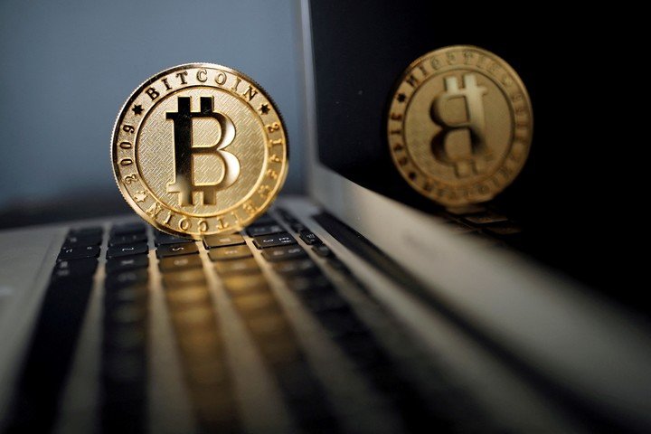 Bitcoin perdió casi la mitad de su valor desde su máximo de noviembre de 2021.  Foto: REUTERS.