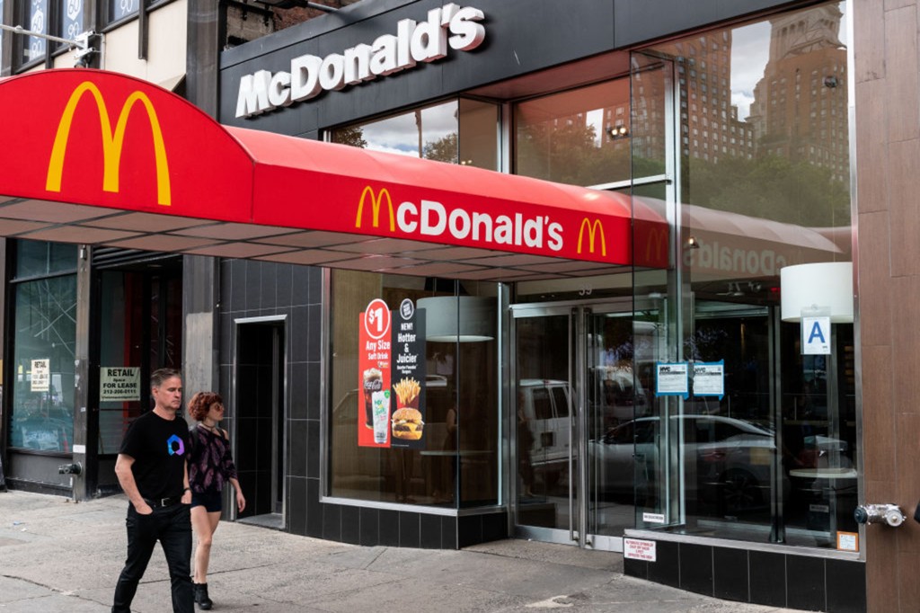 McDonald's se ha comprometido a eliminar gradualmente el uso de carne de cerdo de los criadores de cerdos que usan jaulas de gestación para fines de 2024.