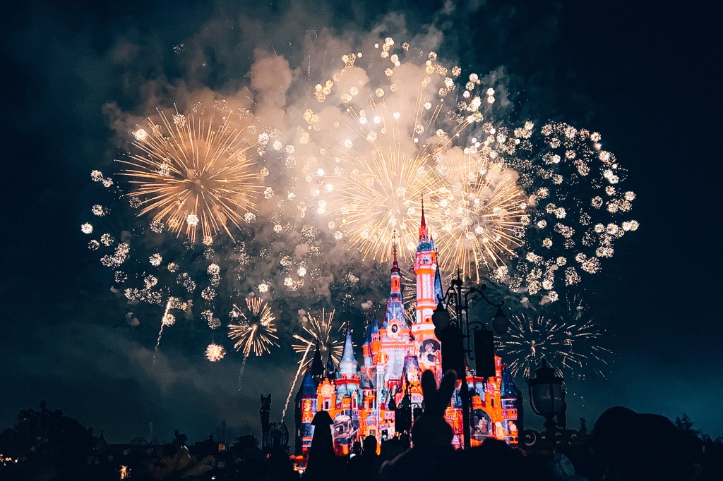 Fuegos artificiales en exhibición en Disneyland Shanghái