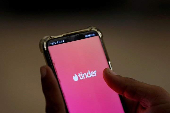 Tinder es a menudo una de las aplicaciones utilizadas por los ciberdelincuentes para el doxing.  Foto: REUTERS.