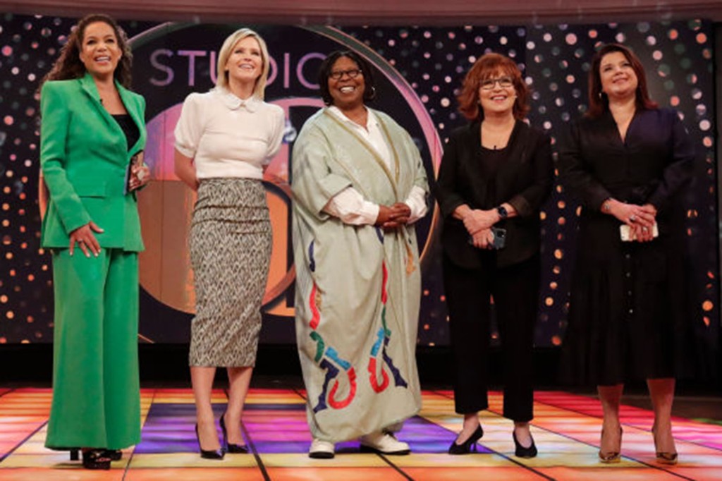 THE VIEW - The View celebra el cumpleaños de Whoopi Goldberg con actuaciones de Freeda Payne y Anita Ward, y una visita sorpresa de la excopresentadora Nicolle Wallace.  The View se transmite de lunes a viernes, de 11 a.