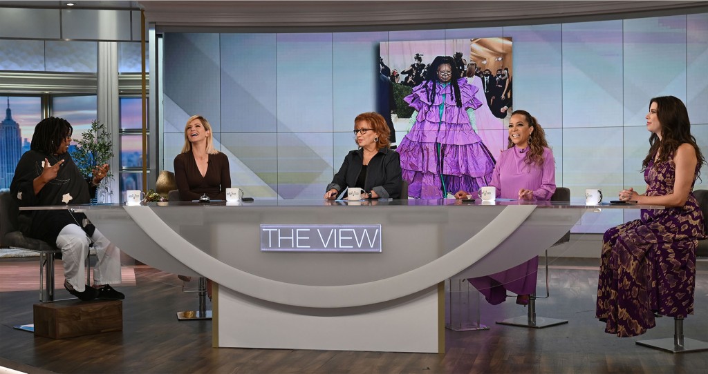 WHOOPI GOLDBERG, SARA HAINES, JOY BEHAR, SUNNY HOSTIN, MARY KATHARINE HAM sentadas en la mesa The View.