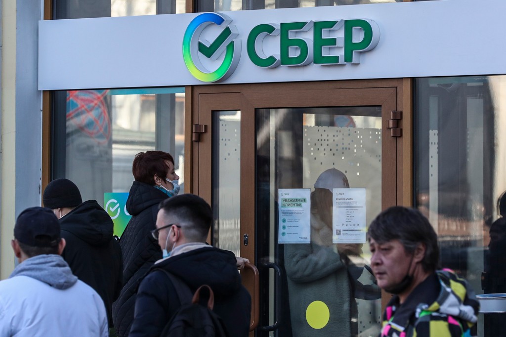 Personas en Rusia en línea para retirar fondos de Sberbank