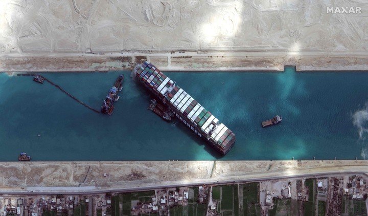 El Canal de Suez, bloqueado por un barco.  Foto AFP Maxar Technologies