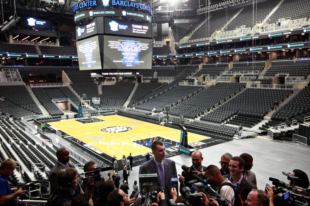 Mikhail Prokhorov (C) habla con los reporteros después de la ceremonia de inauguración del Barclays Center