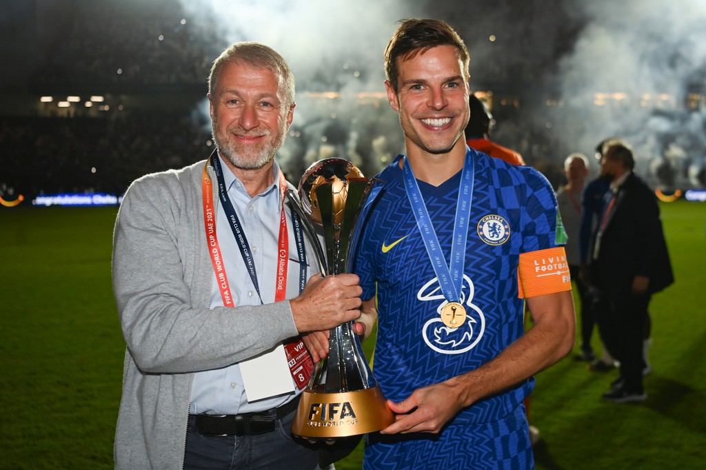 Roman Abramovich con un jugador del club de fútbol Chelsea