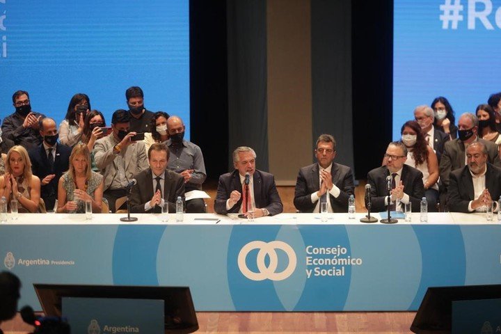 Alberto Fernández en el Consejo Económico y Social.  A su derecha, Gustavo Beliz.  Foto Presidencia