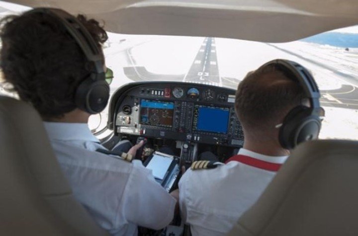 ¿Qué sucede si no pone su teléfono en modo avión en un vuelo?