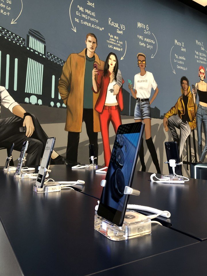 Motorola Flagship Store, la primera experiencia de la marca con una tienda experimental en Argentina.