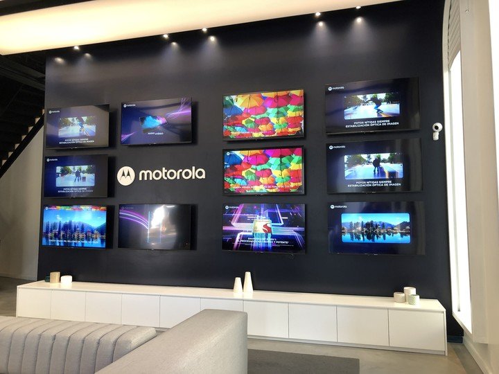 Los primeros televisores Motorola que llegaron a la Argentina están en la flagship store de Palermo.