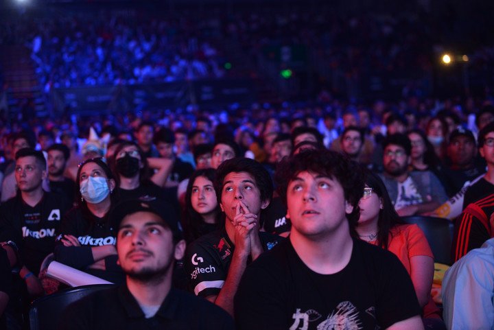 Cerca de 4.500 aficionados asistieron a la final de LLA League of Legends en Tecnópolis.  Foto: Federico Imas