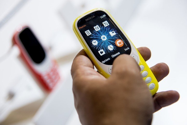 El Nokia 3310 fue uno de los últimos celulares sin conectividad que salió al mercado.  Foto: AFP.