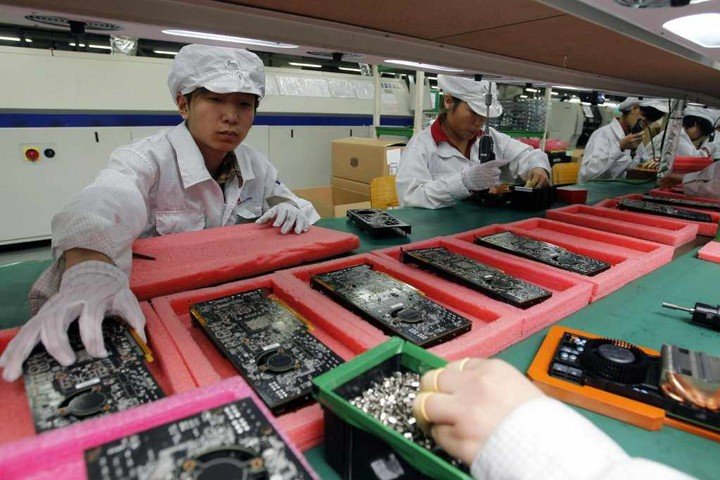 El gigante chino Foxconn paralizó la producción de iPhones por el Covid-19.  (AP)