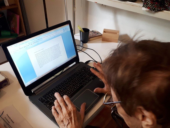 Más de 60. Una mujer escribe en su computadora.