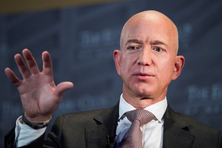 Jeff Bezos busca competir con Elon Musk también entre los proveedores de internet satelital.  Foto: AP