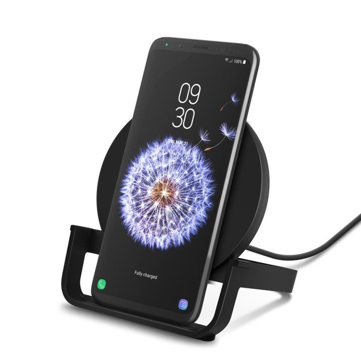 Carga Boost de Belkin.  puede cargar cualquier otro dispositivo compatible con Qi con 5W.  Viene con cable y adaptador.  $6,300