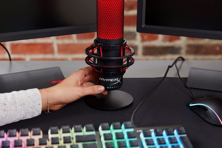 El micrófono HyperX QuadCast es ideal para transmisión en vivo y grabación de audio.