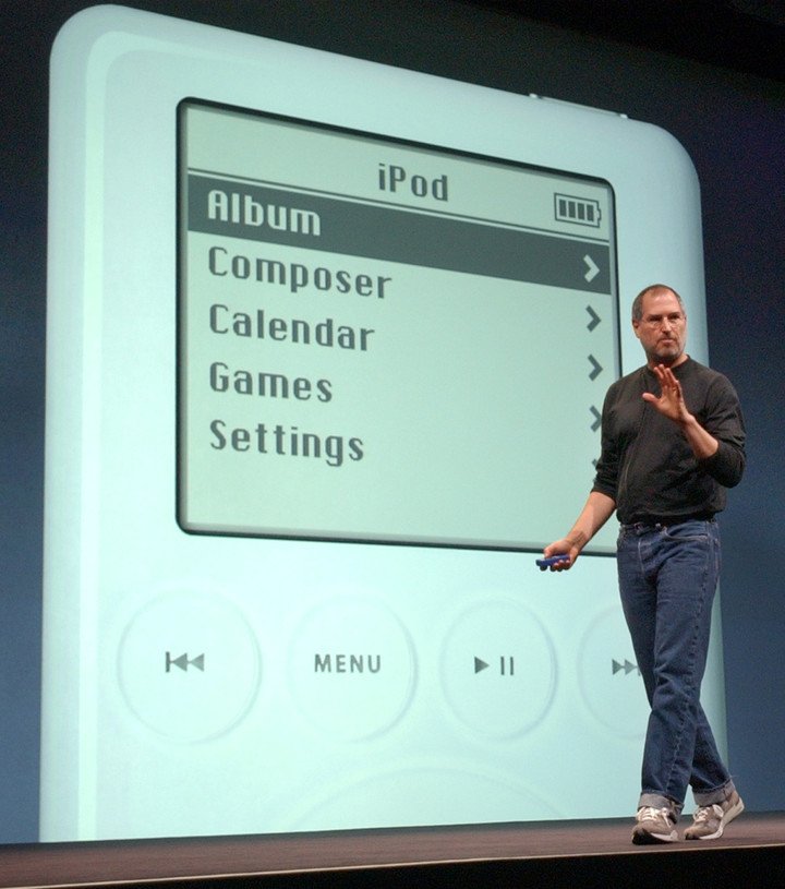 Steve Jobs, en 2003, en la presentación de un modelo de iPod.  Foto de Reuters