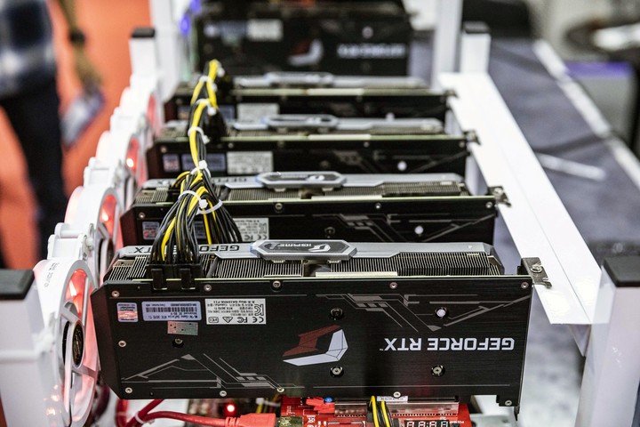 Los mineros buscan tarjetas gráficas NVIDIA para extraer criptomonedas Bitcoin y Ethereum.  Foto: André Malerba/Bloomberg