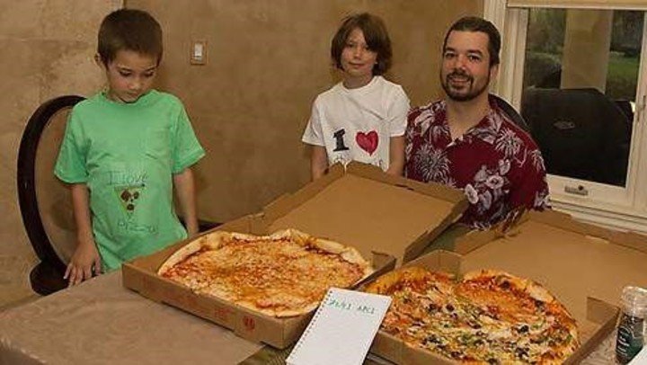 Laszlo Hanyecz junto a las pizzas que actualmente están valoradas en más de 300 millones de dólares.