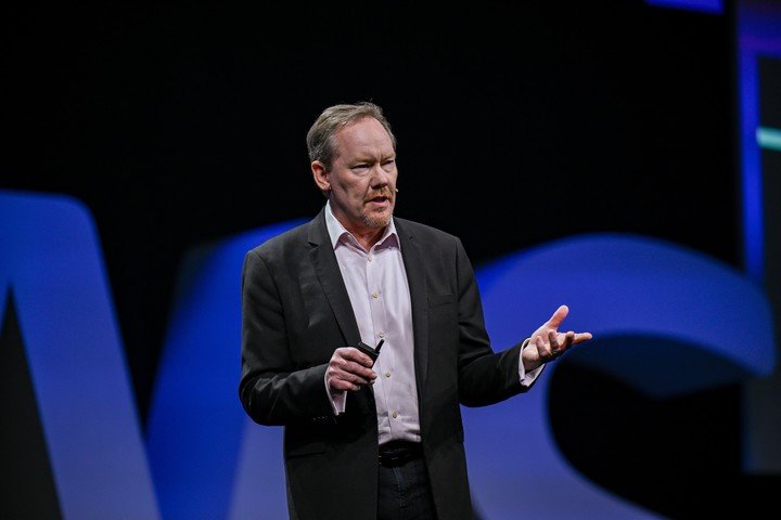 Max Peterson abrió la cumbre con su discurso de apertura o "nota clave".  Foto Prensa AWS