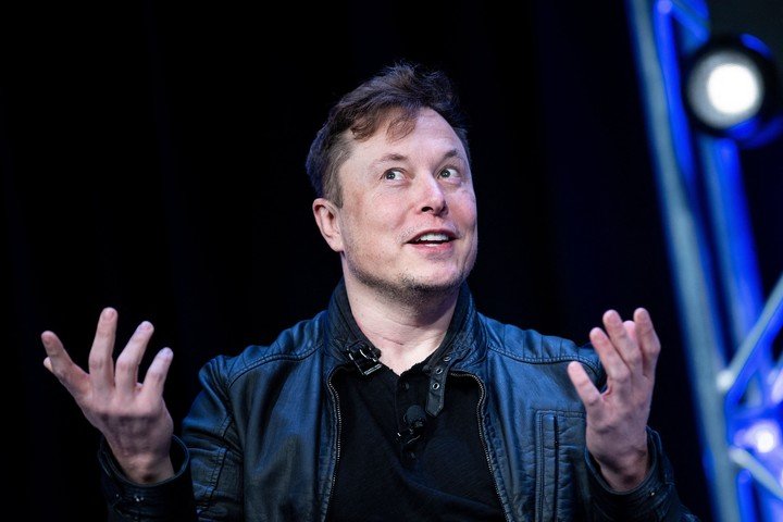 Los accionistas creen que Elon Musk manipuló el mercado para pagar menos por la red social.  Foto: AFP.