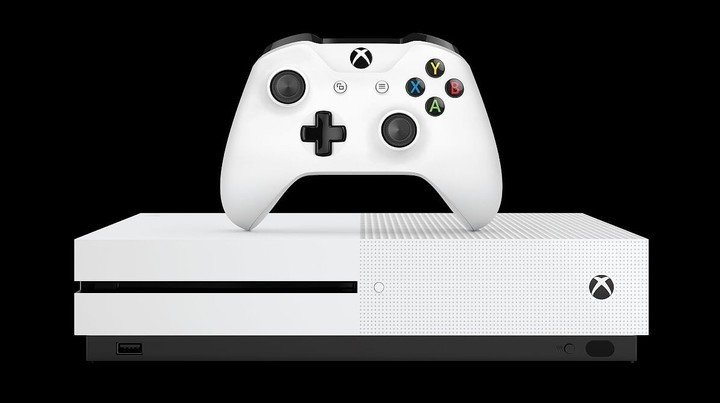 Xbox One S. Las consolas de videojuegos fueron atendidas originalmente por servidores Xbox Cloud Gaming.