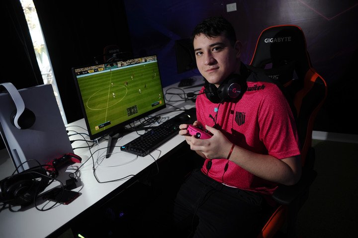 Yago Fawaz juega FIFA 22 para el equipo de Kun Agüero, KRÜ Esports.  Foto Germán García Adrasti.