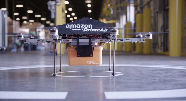 Amazon reveló que comenzará a entregar sus pedidos con drones a finales de 2022. Foto: EFE.