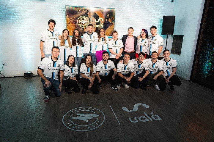 Todo el equipo de Ualá e Isurus Gaming juntos durante el evento de presentación de su alianza regional.  Foto: Uala.