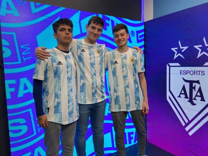 Nicolás Villalba, Yago Fawaz y Matías Bonanno tras un largo Clasificatorio Sudamericano al Mundial FIFA 22.  Foto: AFA Esports