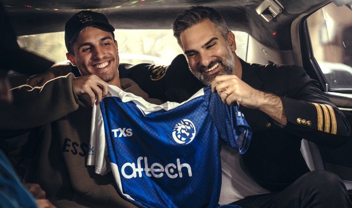 Lucas "Lucas" Nadotti y Fernando Diez, director general de Leviatán, posaron con la camiseta del Dragón.  Foto: Leviatán.