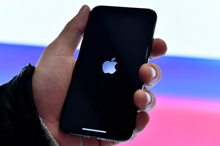 Según varios analistas, Apple podría lanzar su primer iPhone con USB-C recién en 2023. Foto: EFE