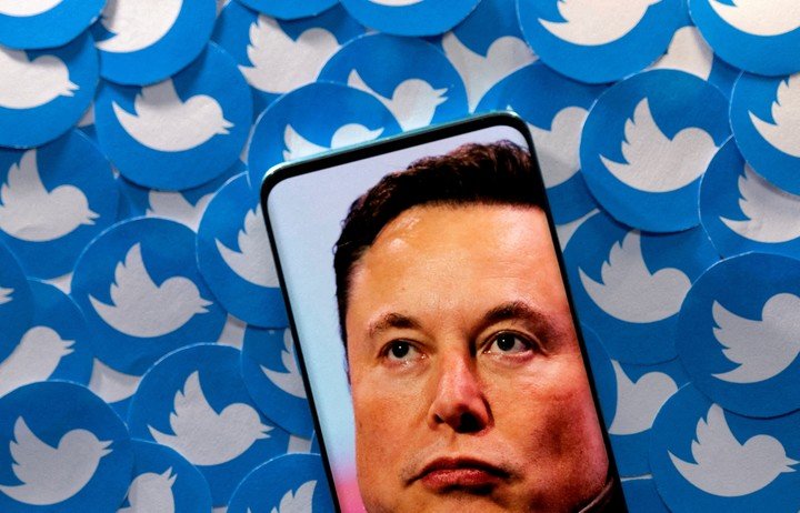 La junta directiva de la red social del pajarito azul recomendó por unanimidad aceptar los 44.000 millones de Elon Musk.  Foto: REUTERS.