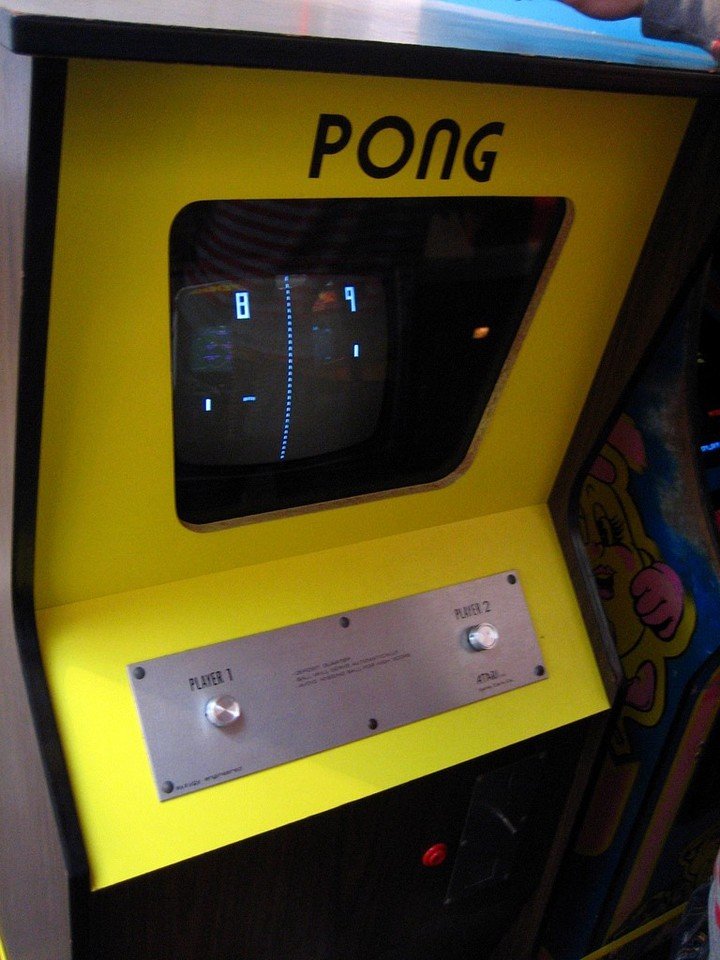 El legendario Pong de Atari.