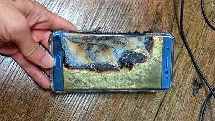 Un smartphone ardió tras la explosión de su batería de litio, la misma causa que provocó el incendio en Recoleta.