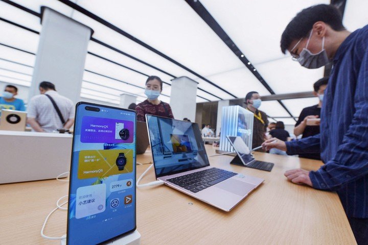 Laptops, tablets y celulares Huawei, los productos más buscados.  (Foto de STR / AFP) / China FUERA