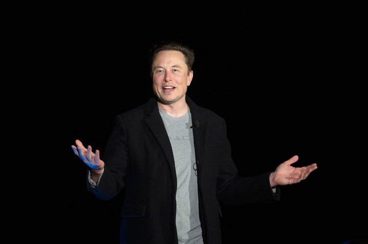 Musk estaba dispuesto a pagar 44 mil millones, pero tendrá que pagar una multa de mil millones.  Foto AFP