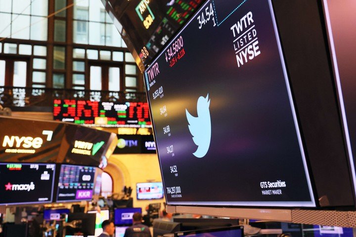 Las acciones de Twitter cayeron un 7% el lunes en la apertura de los mercados.  Foto: AFP