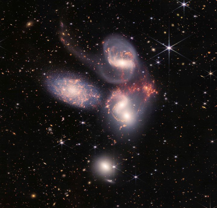 Del Quinteto de Stephan interactúan cuatro de sus galaxias.  (NASA, ESA, CSA y STScI)